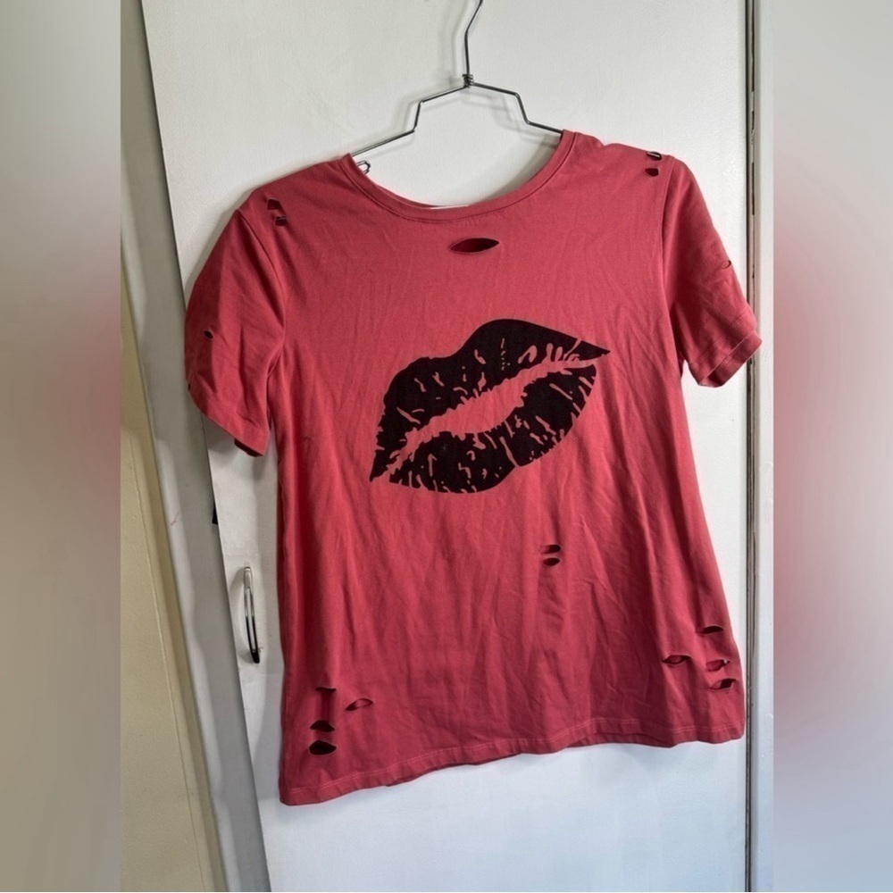 Graphic Tee ~ Size L ~ Trendy slits ~ Kiss